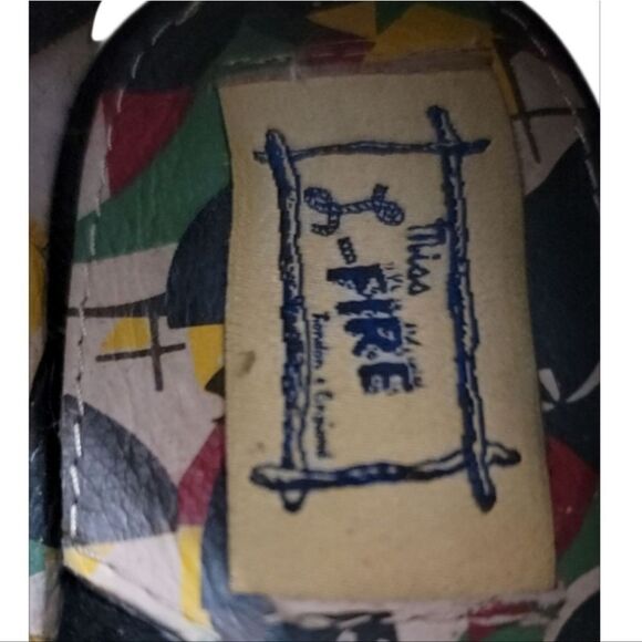 Miss L Fire Garland Stitched T-Straps - Picture 4 of 5